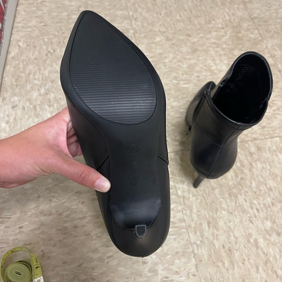 Gorgeous Pointed Toe Ankle Boots - Picture 7 of 8